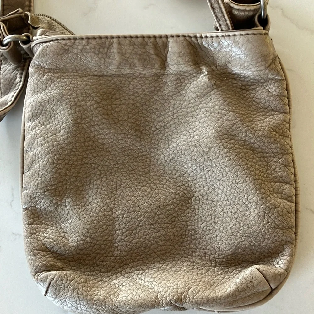 Tan Crossbody Bag with Adjustable Strap and Utilitarian Design - Picture 4 of 7